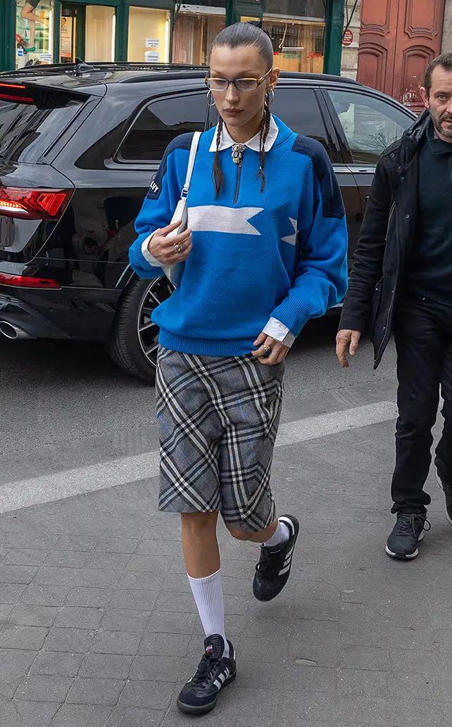 路上VALENTINO 带来了新的解答AG旗舰厅首页复古薄底鞋的美学复兴之(图12)
