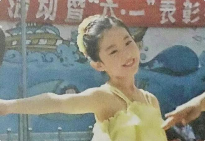 刘亦菲坐C位时尚感超前颜值惊艳校花AG旗舰厅初中班级合照曝光12岁(图1)
