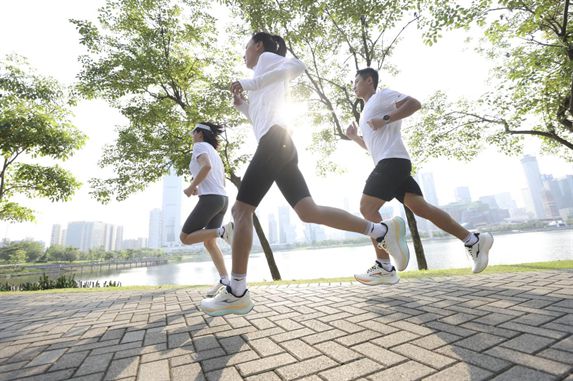 物！鸿星尔克公园跑鞋赋能国动新动能ag旗舰厅注册入选2024年度好(图5)