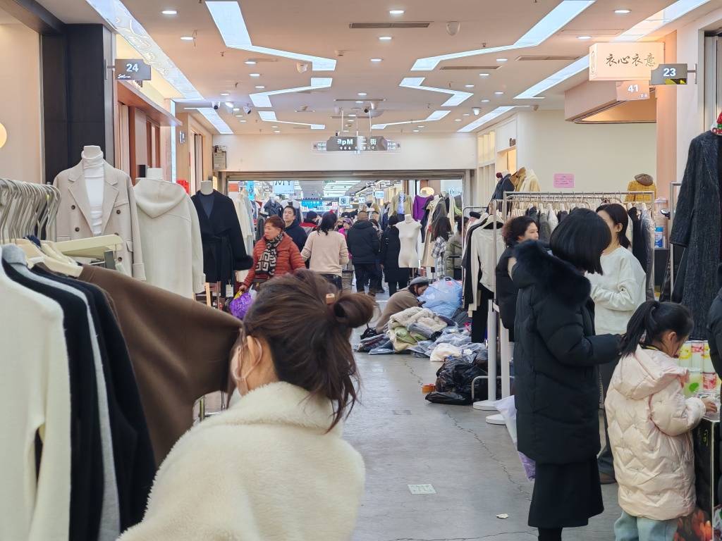 市场记者探江北最大服装市场新潮最新消息AG旗舰厅娱乐平台央视年底聚焦即墨服装(图2)