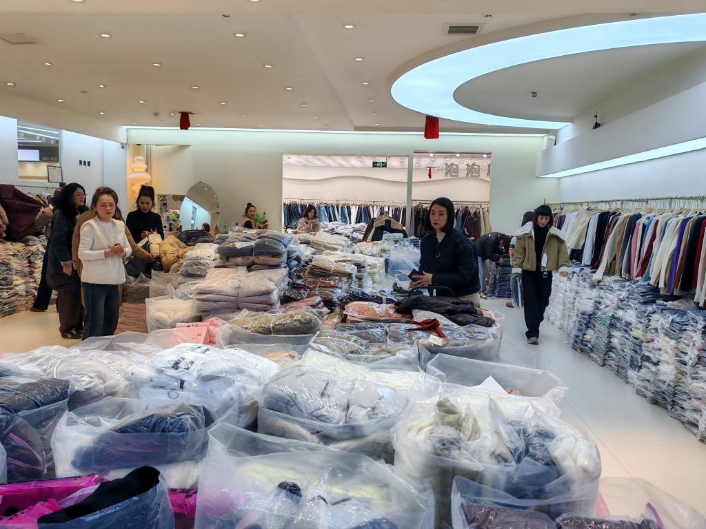 市场记者探江北最大服装市场新潮最新消息AG旗舰厅娱乐平台央视年底聚焦即墨服装(图6)