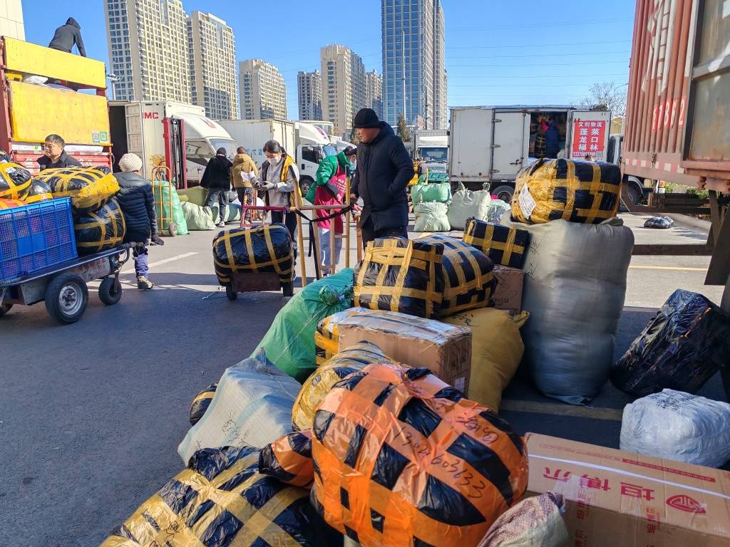 市场记者探江北最大服装市场新潮最新消息AG旗舰厅娱乐平台央视年底聚焦即墨服装(图12)
