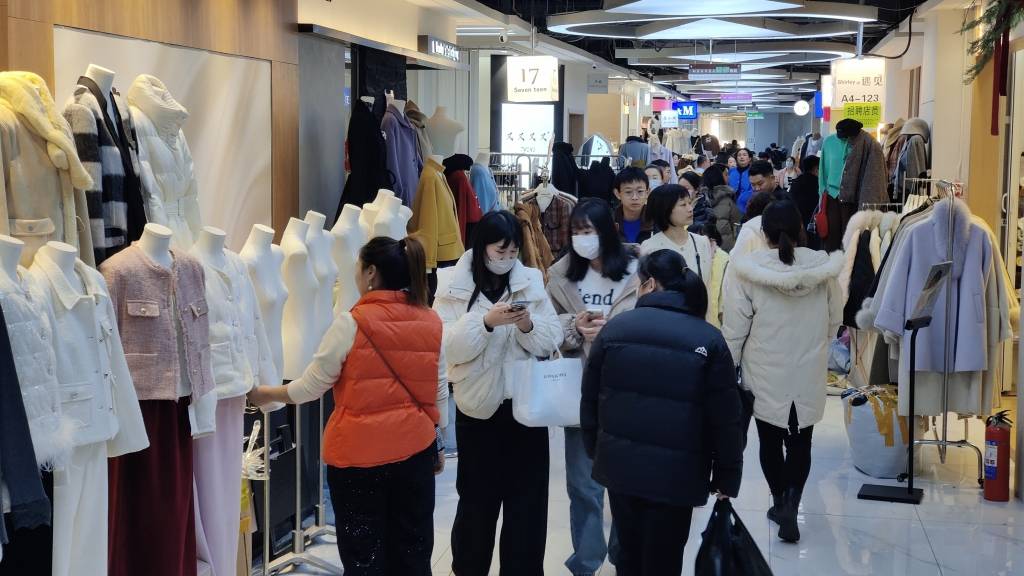 市场记者探江北最大服装市场新潮最新消息AG旗舰厅娱乐平台央视年底聚焦即墨服装(图14)