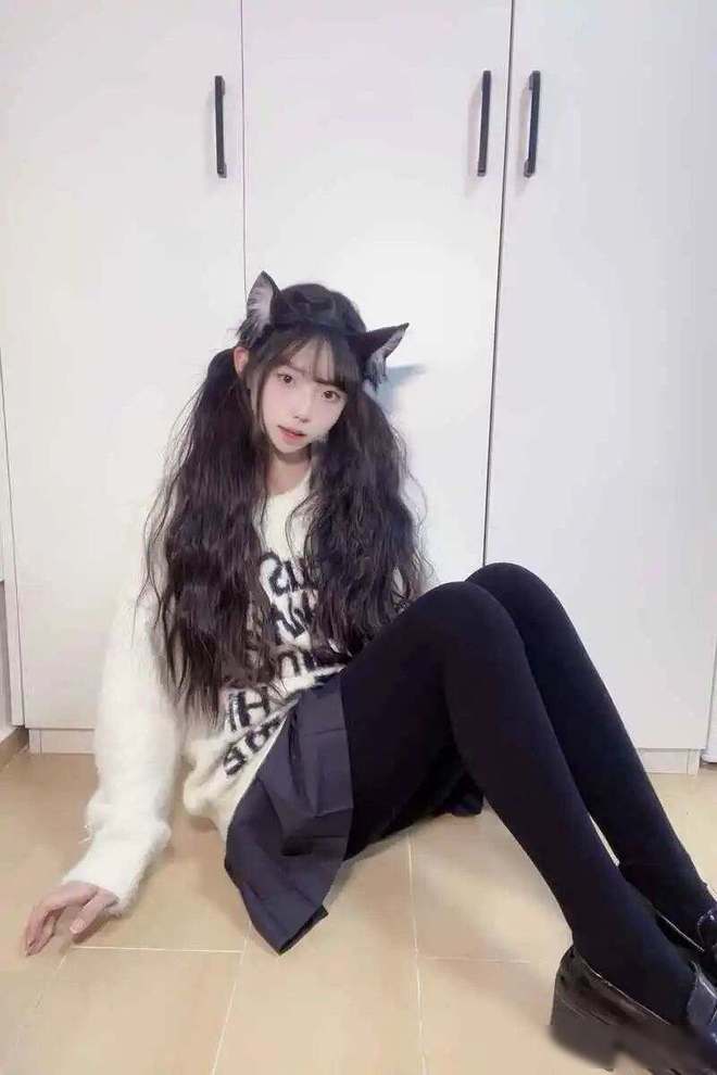 热议黑白配搭猫耳发饰是时尚还是过时？AG旗舰厅app小姐姐穿毛绒毛衣引(图2)
