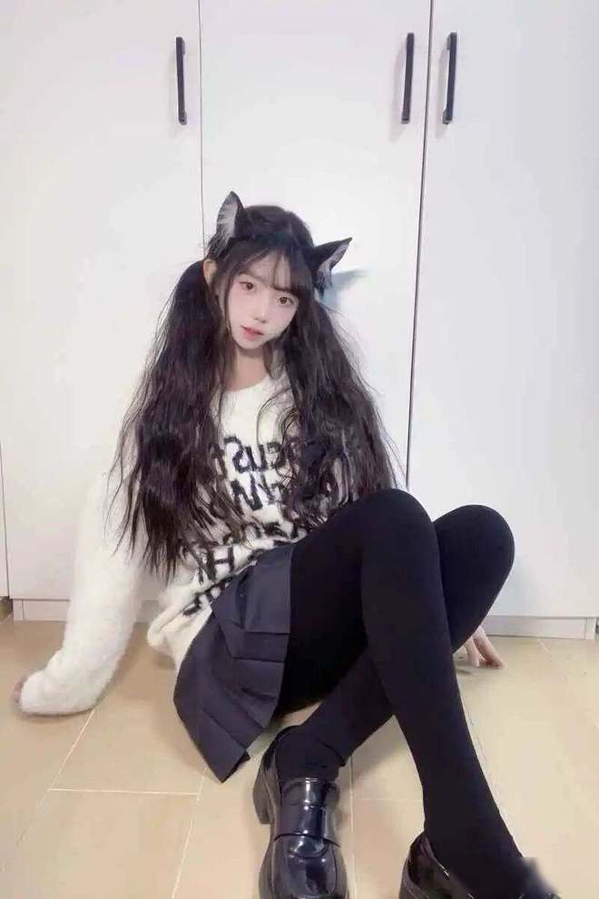 热议黑白配搭猫耳发饰是时尚还是过时？AG旗舰厅app小姐姐穿毛绒毛衣引(图1)