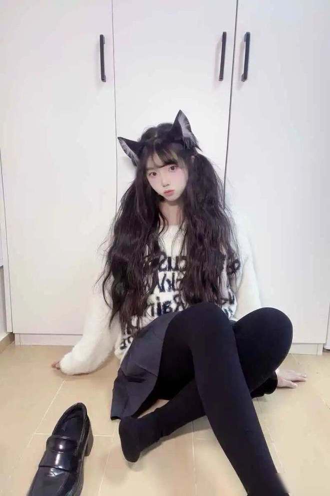 热议黑白配搭猫耳发饰是时尚还是过时？AG旗舰厅app小姐姐穿毛绒毛衣引(图3)